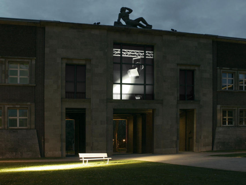 Wiermann reflecting light Bank2